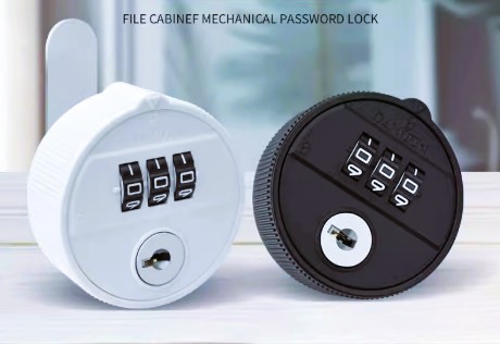 Combination letterbox lock supplied with a backup key